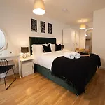 Modern & Central - King Bed, Super Fast Wi-Fi
