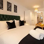 Modern & Central - King Bed, Super Fast Wi-Fi
